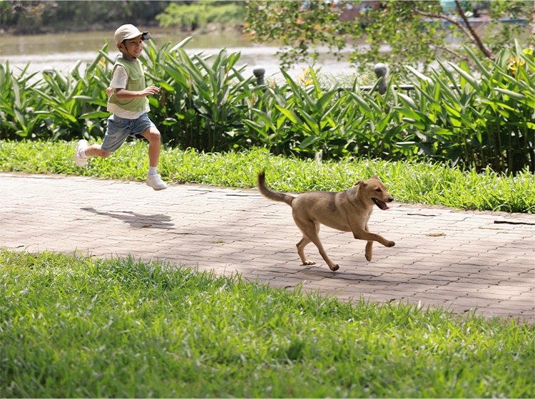 Bé chạy bộ cùng cún cưng trên đường