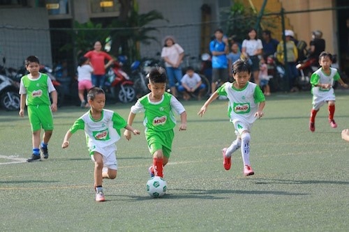 Cậu bé vô tư, vốn chỉ biết ăn và học, từ ngày tập luyện bóng đá, đã trở nên kỷ luật và tự giác hơn.