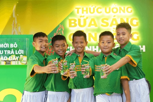 Bữa sáng đầy đủ và cân bằng dưỡng chất giúp trẻ bắt đầu ngày mới nhiều năng lượng