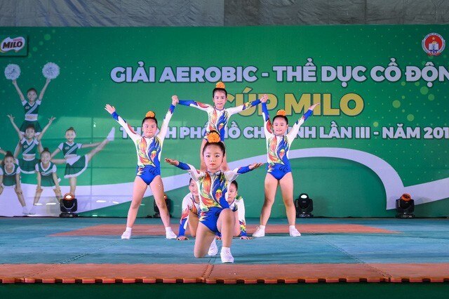 Khuyến khích trẻ duy trì thói quen luyện tập thể thao tối thiểu 1 tiếng mỗi ngày
