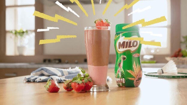MILO dâu “thổi bùng” năng lượng cho bé.