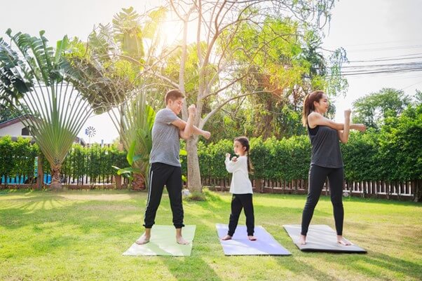 Tập thể dục cùng nhau vừa nâng cao sức khỏe, vừa tăng sự gắn kết giữa các thành viên trong gia đình.