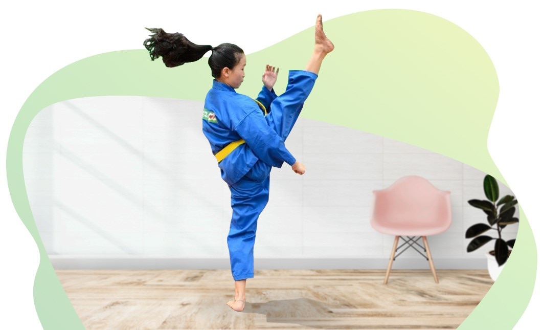 Khuyến khích trẻ vận động giữa giờ như ở trường với tinh thần ở nhà nhưng đừng ở yên