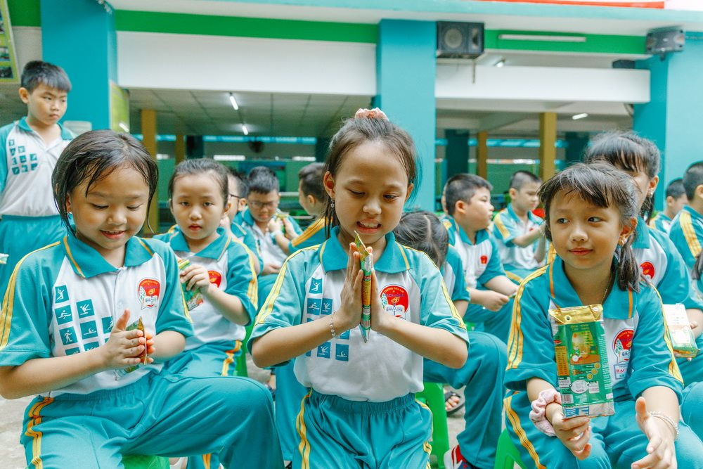 
Khuyến khích và giáo dục trẻ tái chế rác thải từ vỏ hộp sữa với “Hành trình xanh – Tái sinh vỏ hộp sữa” 
