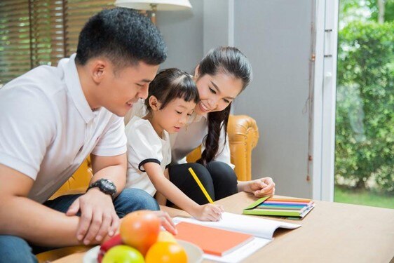 Bố mẹ nên nhắc trẻ ôn lại bài vở và đọc trước bài mới để ghi nhớ tốt hơn