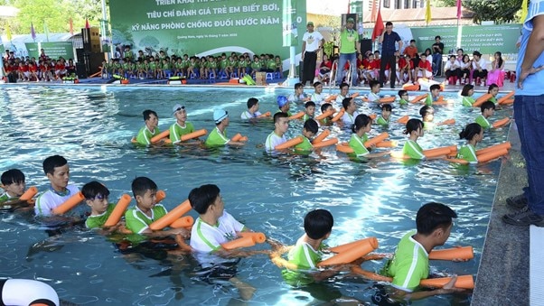 
Vì sao phụ huynh cho con tham gia lớp học bơi cho bé? 
