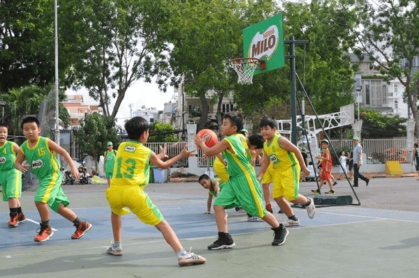 Cùng MILO tranh tài bóng rổ và phát triển chiều cao vượt trội.