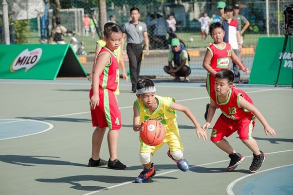 Bóng rổ đem lại nhiều lợi ích cho sức khỏe, đặc biệt giúp tăng chiều cao ở trẻ.