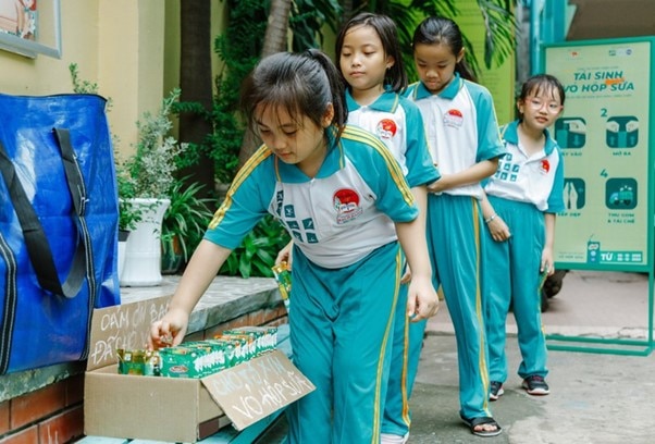 Cuộc thi Hành trình xanh - Tái sinh vỏ hộp sữa dạy bé về việc bảo vệ môi trường.