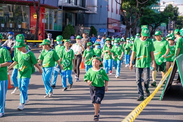 
Bé tập thể thao cùng cha mẹ
