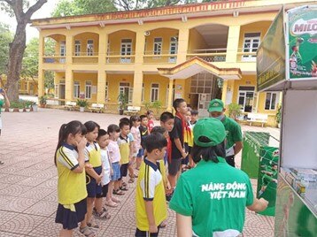 Uống một hộp sữa MILO vào giờ ra chơi giúp trẻ có đủ năng lượng để học tập hiệu quả.