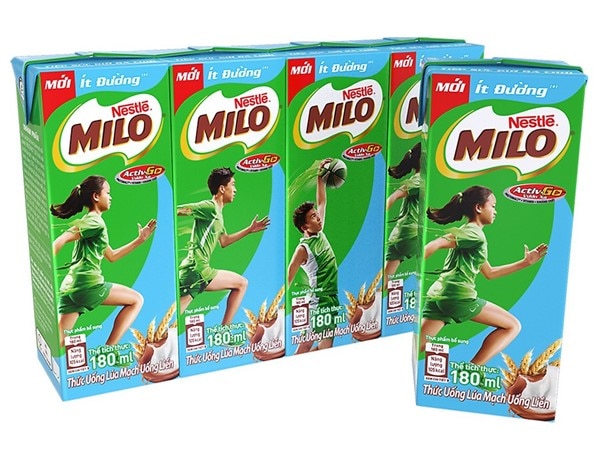 Bổ dung cho con sữa MILO ít đường Mới khi học tập và luyện tập sẽ giúp trẻ thêm tập trung và năng suất, với nguồn năng lượng mầm lúa mạch kết hợp cùng 7 loại vitamin và khoáng chất