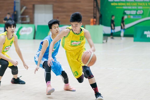 Trẻ chơi thể thao sau giờ học giúp giảm căng thẳng hiệu quả.