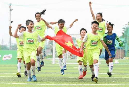 
Nỗ lực tập đá bóng, võ thuật và aerobic của các bé gái
