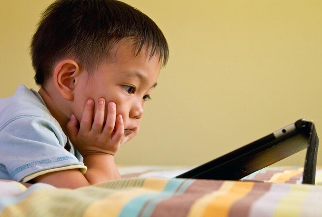 Qua năm mới, bố mẹ hãy cùng con bỏ điện thoại xuống và ra ngoài chơi