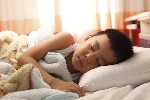 Bố mẹ nên nhắc trẻ đi ngủ sớm để dậy sớm, tránh muộn học.