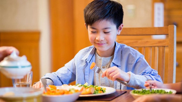 Mẹ cung cấp dinh dưỡng cho bé qua thói quen ăn uống lành mạnh