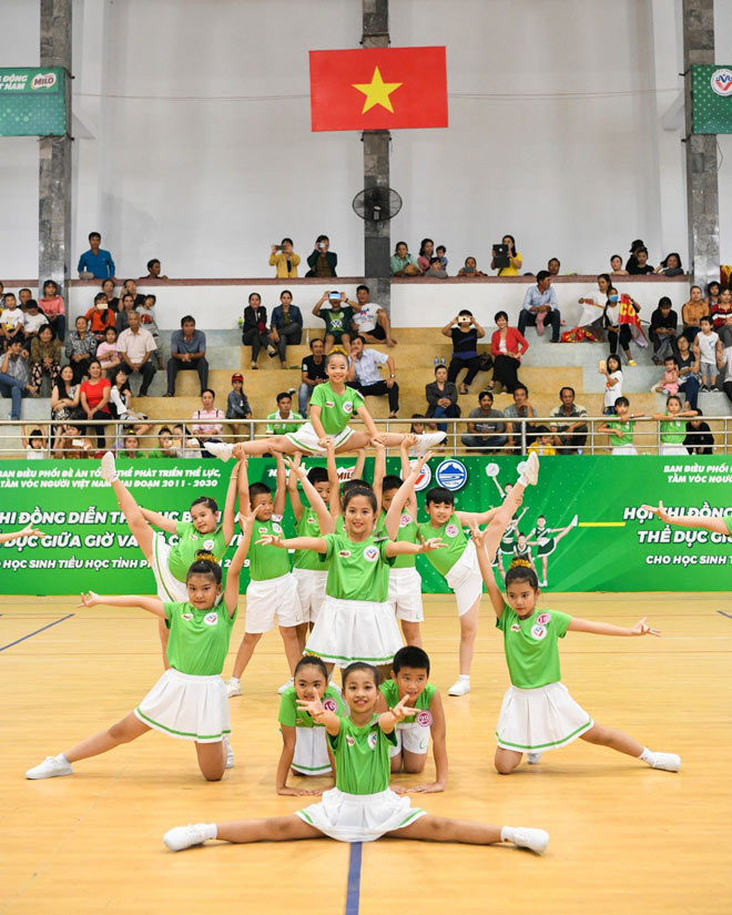 Con tham gia thể thao học đường, mẹ hết thấy cảnh trẻ “ngồi ôm ti vi” sau giờ học
