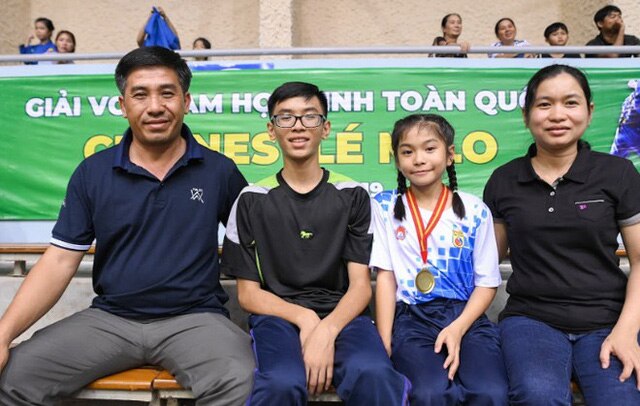 Cha mẹ luôn sát cánh và đồng hành cùng quá trình phát triển, trưởng thành của con trẻ