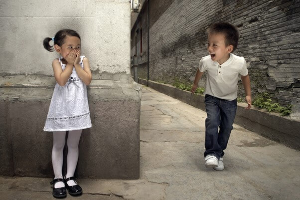 Trẻ rất thích trò chơi trốn tìm.