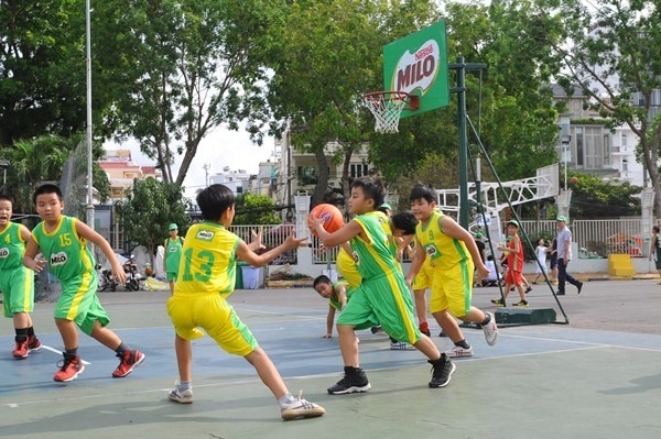 Bóng rổ giúp teen rèn luyện được kỹ năng làm việc nhóm.