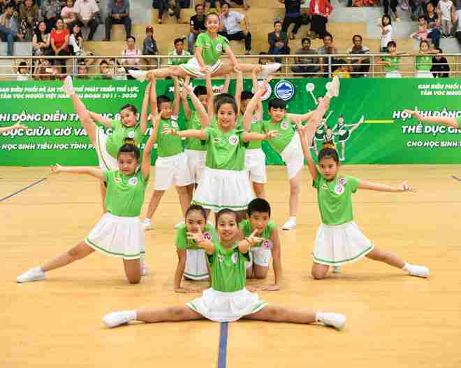 
Con tham gia thể thao học đường, mẹ hết thấy cảnh trẻ “ngồi ôm ti vi” sau giờ học
