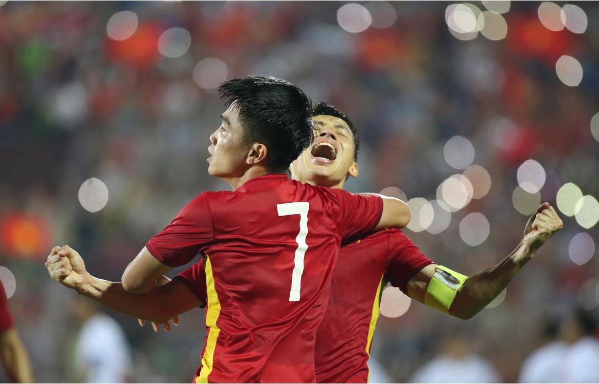 Nhận tấm băng đội trưởng U23 Việt Nam, Hùng Dũng thi đấu hết mình và thể hiện xuất sắc nhiệm vụ dẫn dắt các đồng đội trẻ.