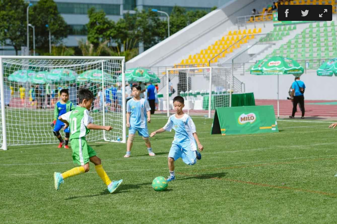 Các sân chơi thể thao ngoài trời được nhiều phụ huynh khuyến khích con tham gia trải nghiệm trong mùa hè.