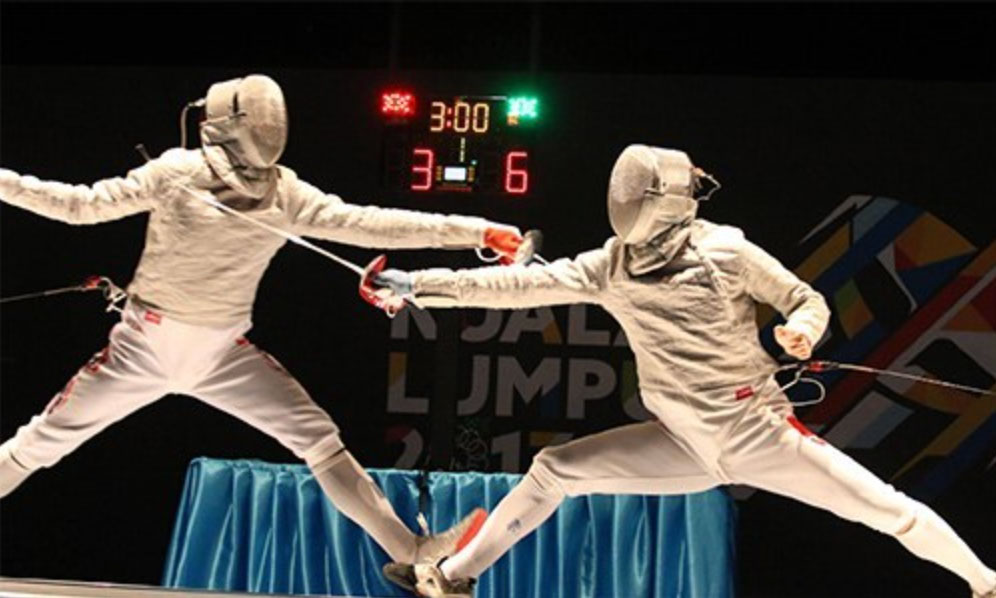 Thành An (phải) trong trận thắng kiếm thủ Thái Lan Srinualdnad để giành huy chương vàng SEA Games 29, truyền cảm hứng cho giới trẻ về tinh thần bền bỉ