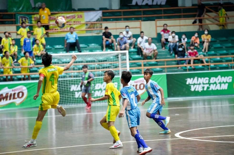 Chăm sóc dinh dưỡng giúp con nâng cao thể lực là rất cần thiết.