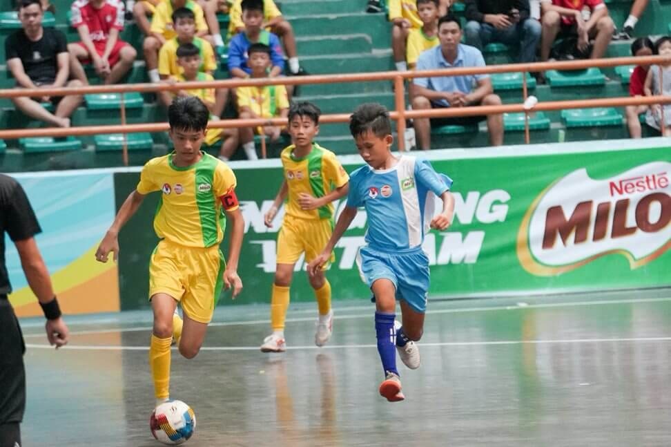 Tuy ngoài đời rất nhát, Hữu Quang (áo xanh) được thầy đánh giá là “chân sút” triển vọng.